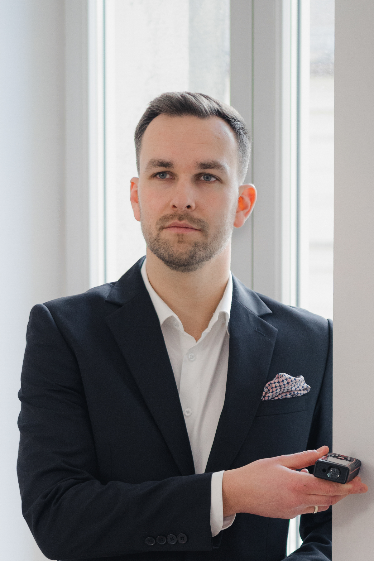 Hubert Strugała analizujący ofertę nieruchomości